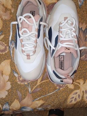 PUMA Women’s White & Pink Casual Rive GAUCHE